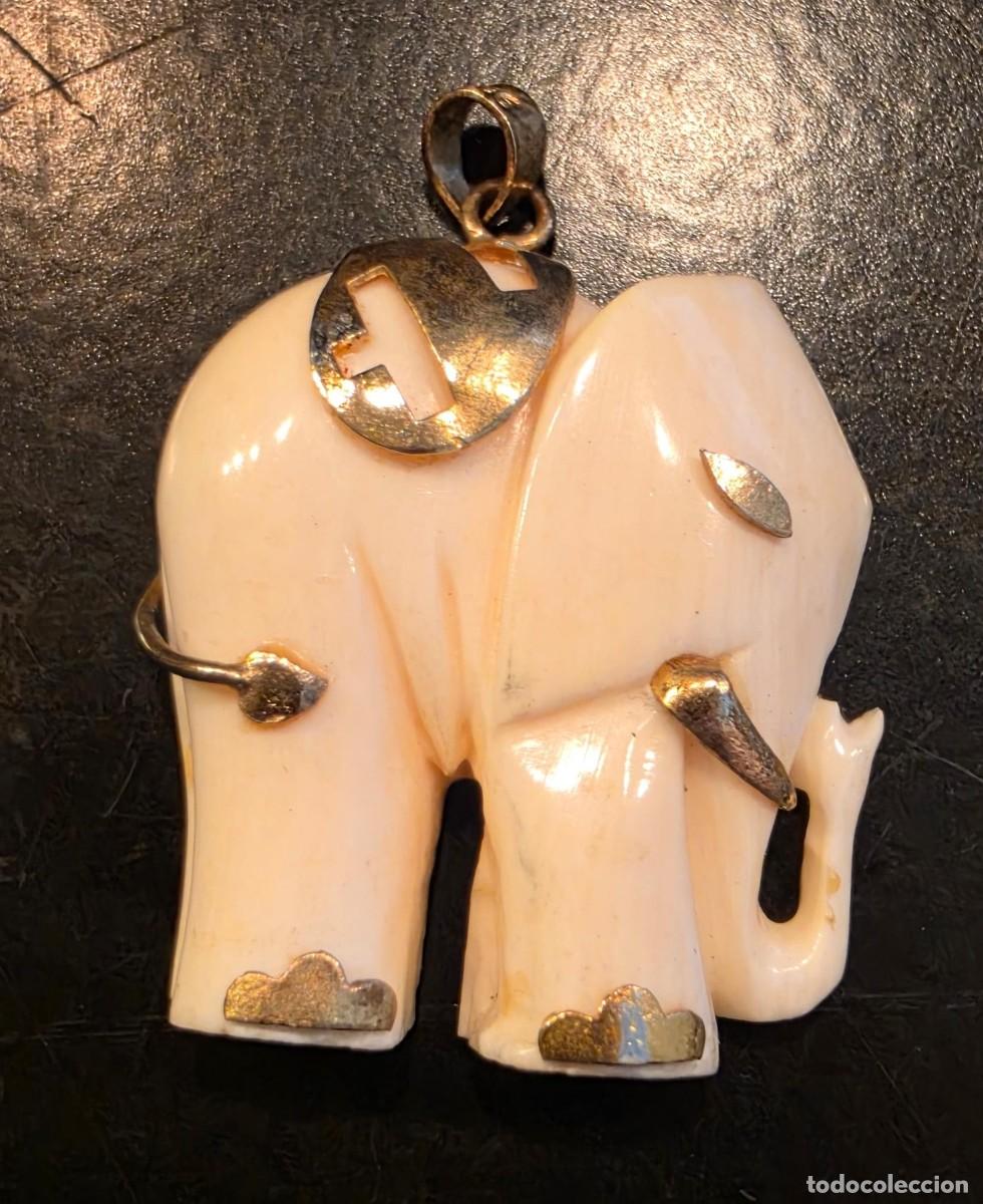 Joyeria: Colgante Vintage de Elefante Tallado en Hueso con Aplicaciones Met&aacute;licas