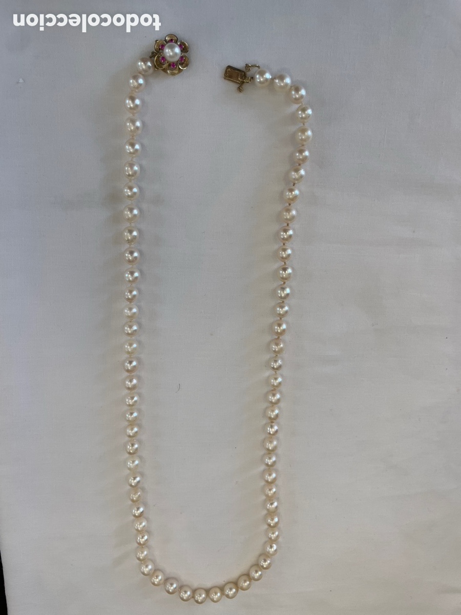 Joyeria: Collar de perlas akoya con broche de oro y rub&iacute;es