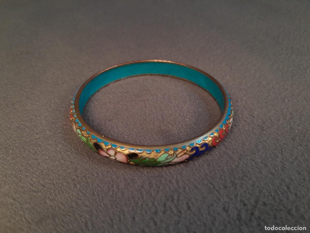 Joyeria: J-4476. BRAZALETE R&Iacute;GIDO DE LAT&Oacute;N CON ESMALTE CLOISONN&Eacute;. SIGLO XX