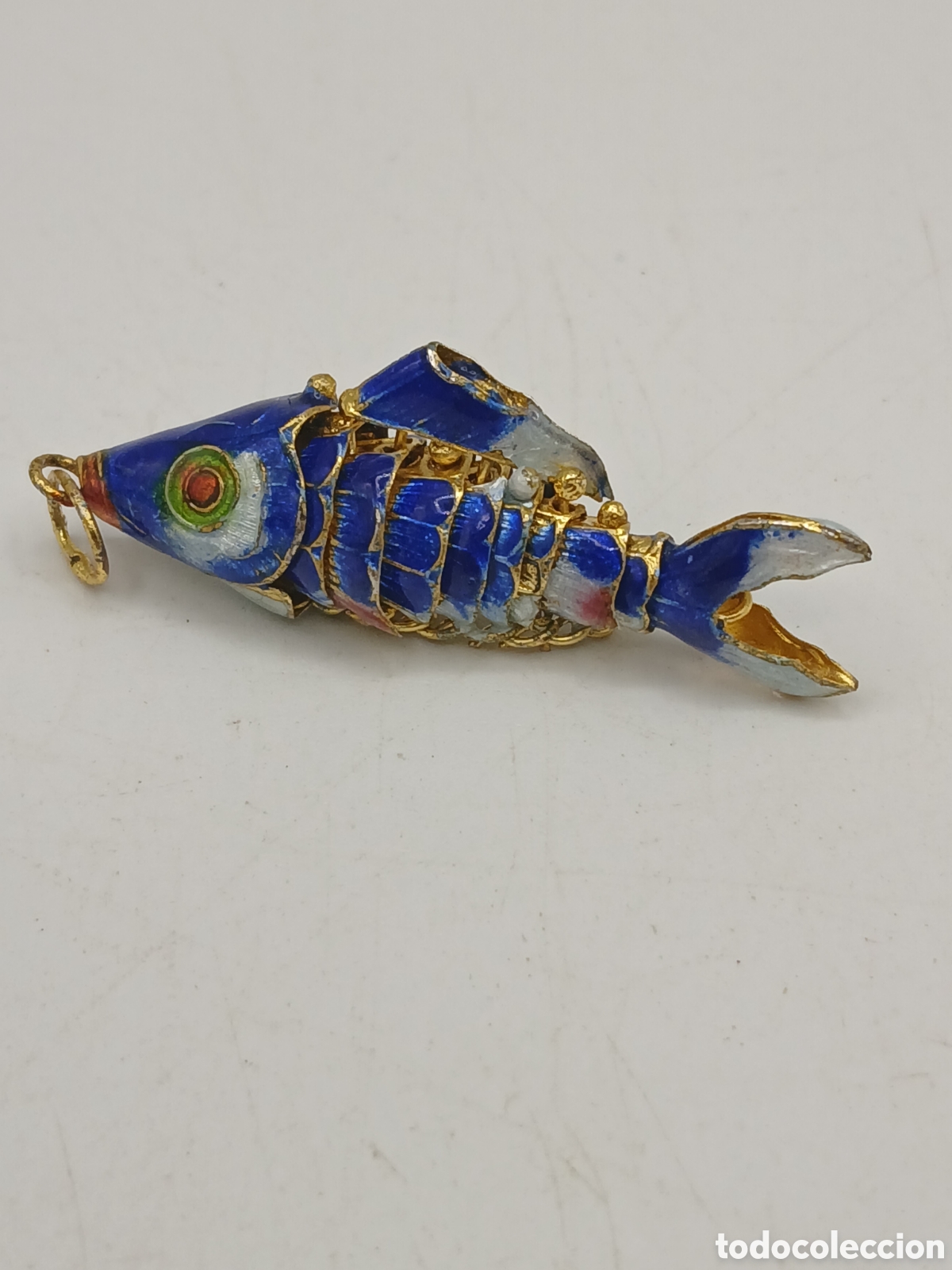 Joyeria: Colgante lat&oacute;n chapado oro y esmalte. Pez articulado