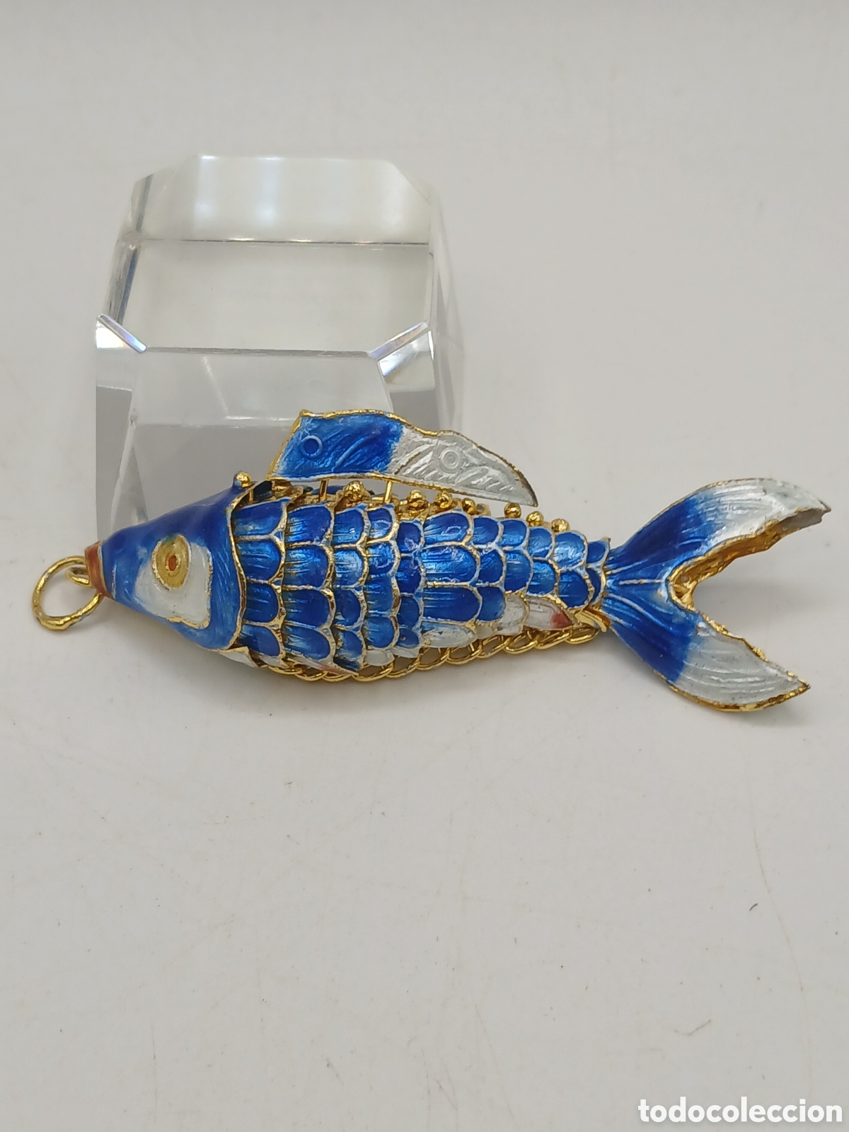 Joyeria: Colgante lat&oacute;n dorado y esmalte. Pez articulado