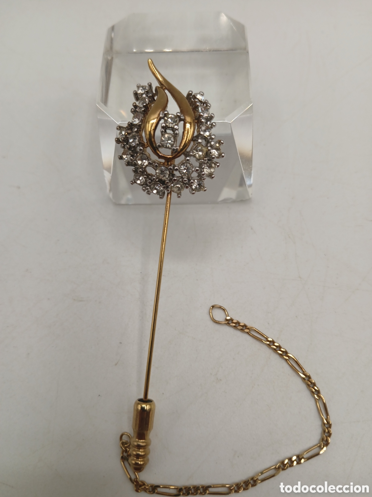 Joyeria: Broche alfiler metal chapado oro y pedrer&iacute;a