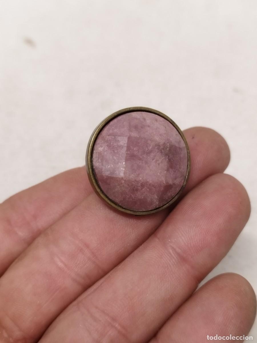 Joyeria: Antiguo anillo de bronce o lat&oacute;n, con mineral a identificar.