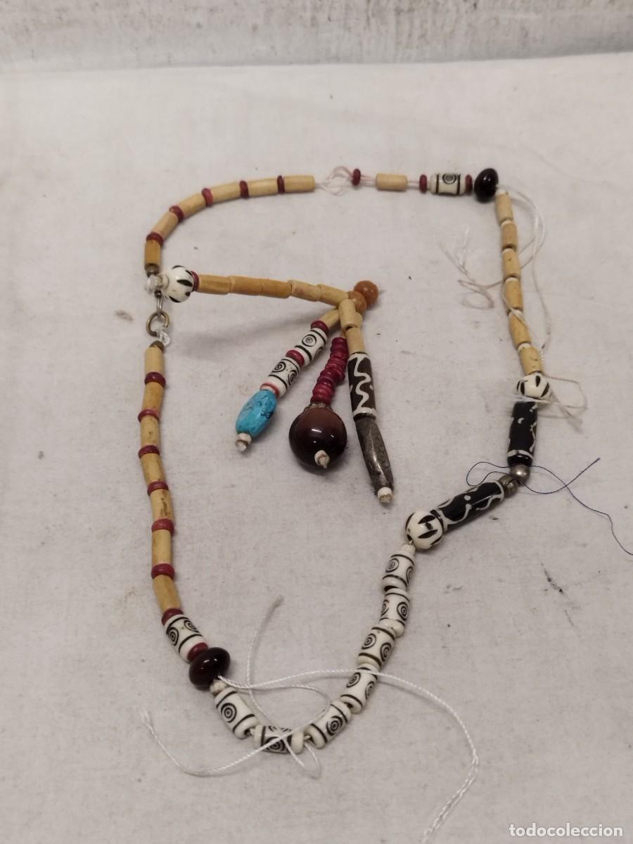 Joyeria: Amuleto y collar de cuentas de madera y pasta. - Foto 1