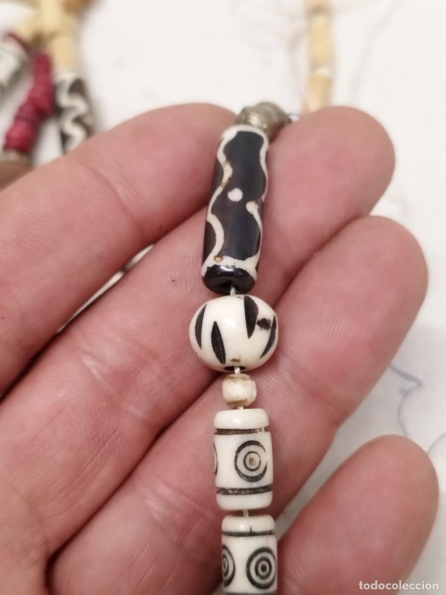Joyeria: Amuleto y collar de cuentas de madera y pasta. - Foto 2