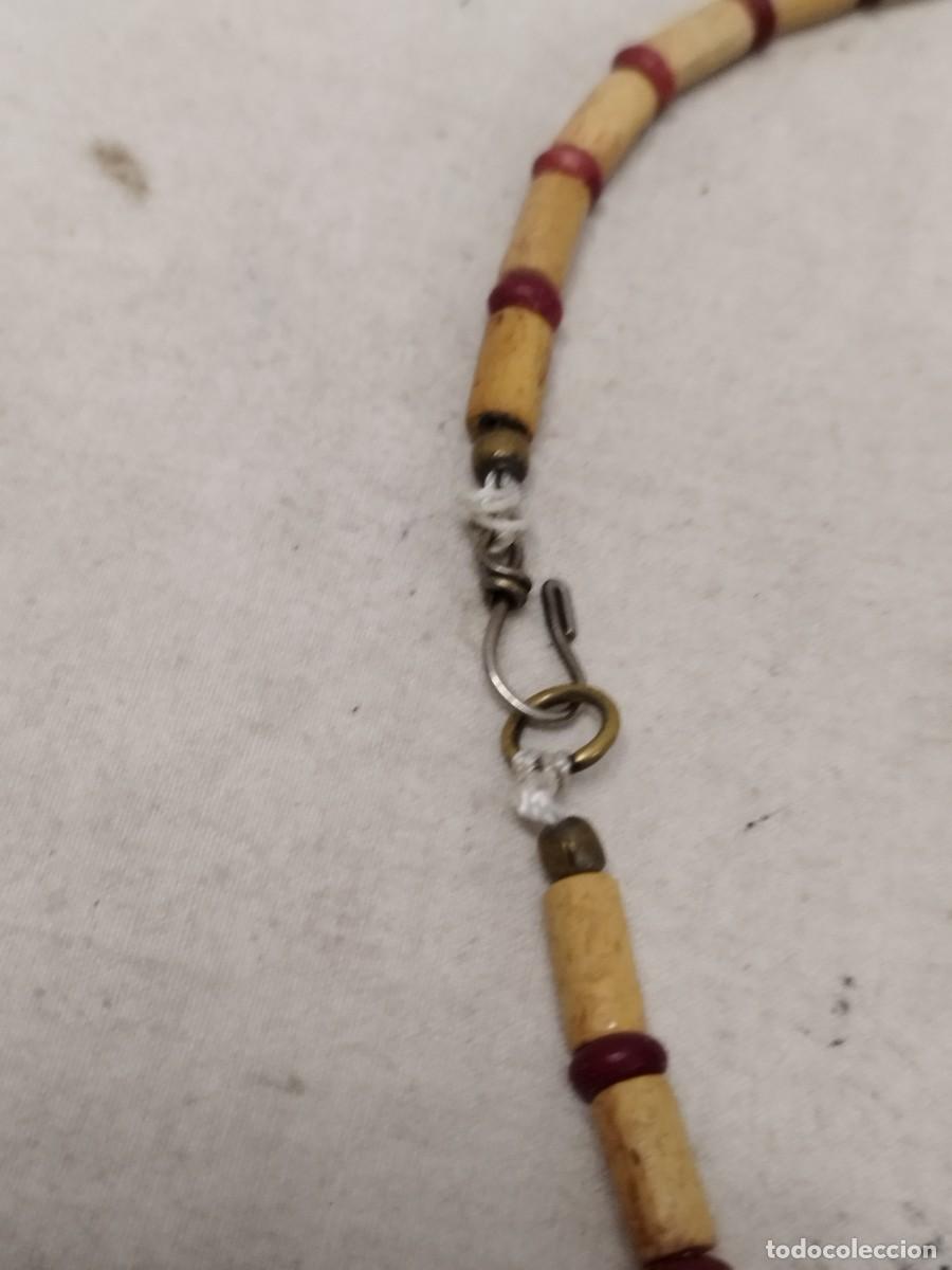Joyeria: Amuleto y collar de cuentas de madera y pasta. - Foto 5