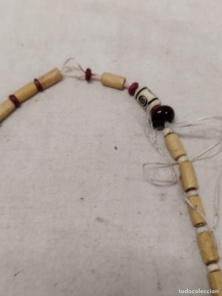 Joyeria: Amuleto y collar de cuentas de madera y pasta. - Foto 6
