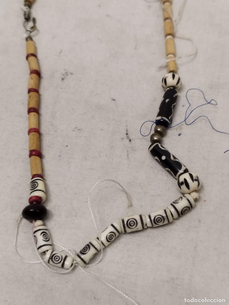 Joyeria: Amuleto y collar de cuentas de madera y pasta. - Foto 7