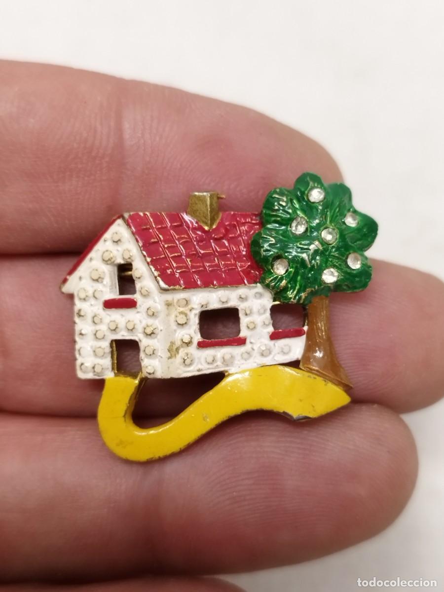 Joyeria: Antiguo broche de una casa de campo con arbol frutal.