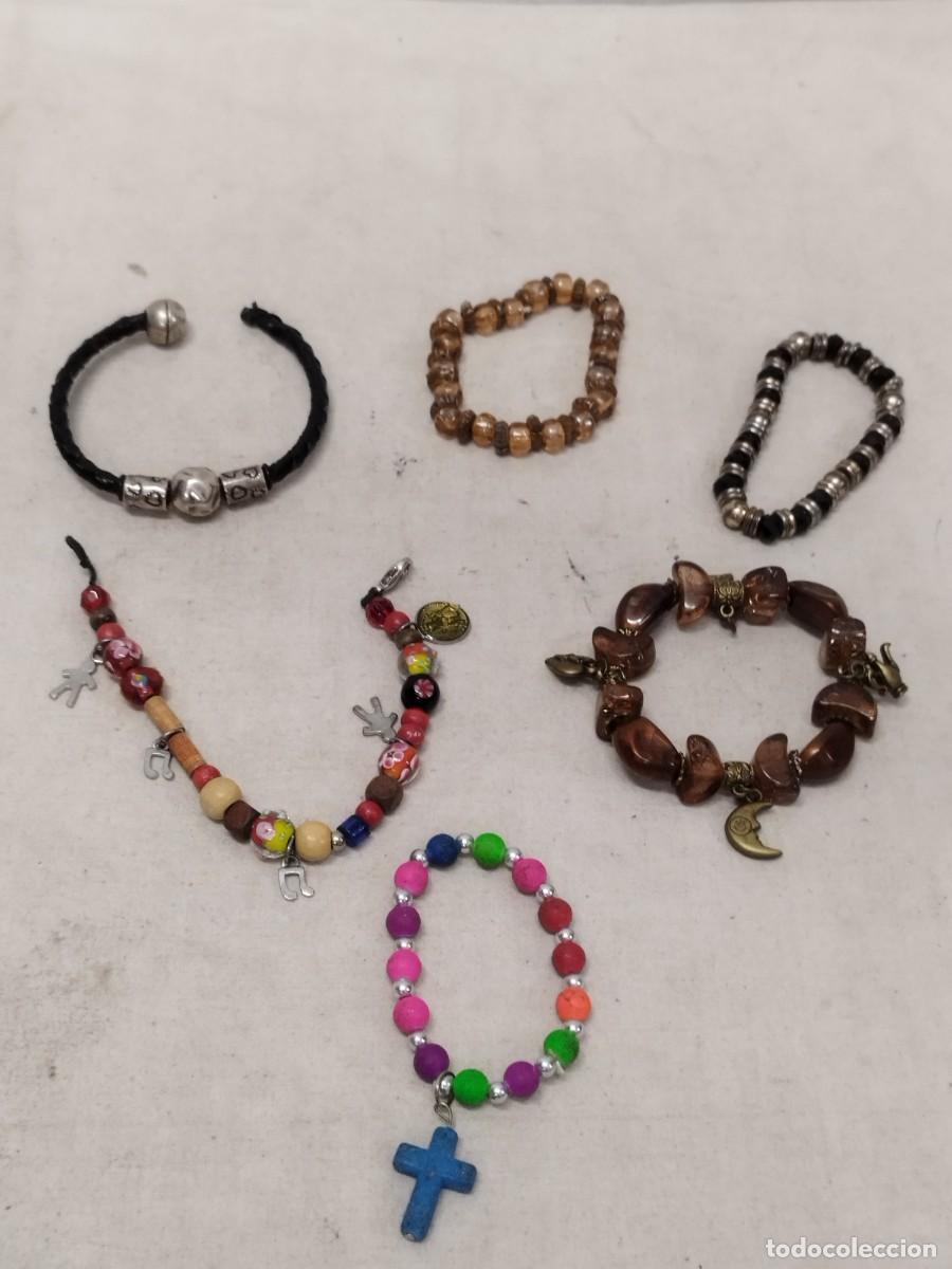 Joyeria: Lote de 6 pulseras y amuletos. Y medalla religiosa.