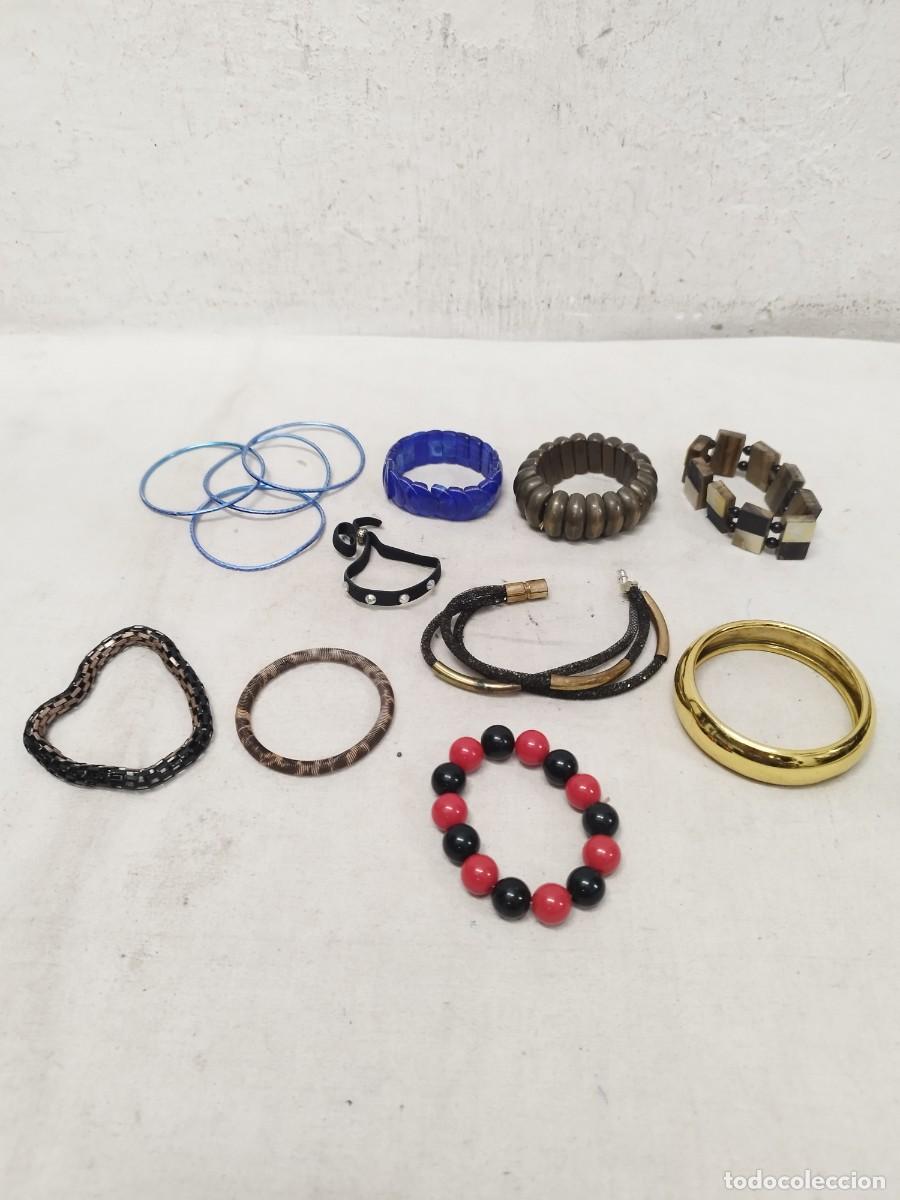 Joyeria: Lote de 13 pulseras de metal, madera, nacar, cuentas.