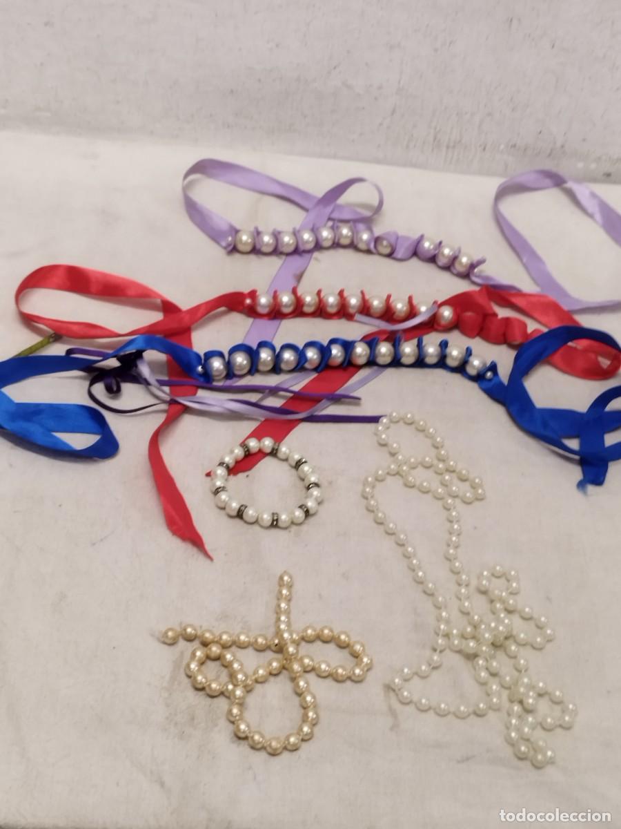 Joyeria: Lote de 5 collares y pulseras. Tipo perlas. Un collar a restaurar.