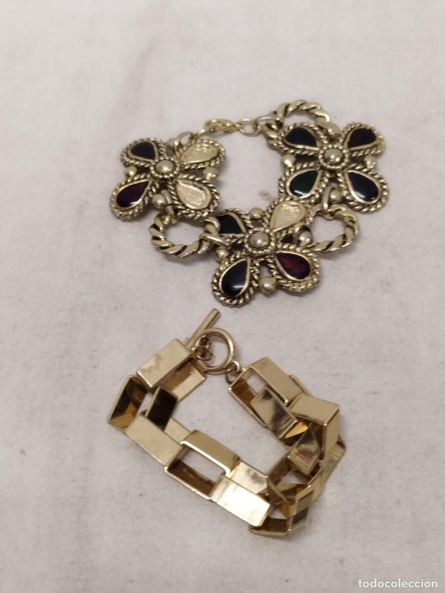 Joyeria: Lote de 2 pulseras de metal dorado a identificar. Florales, y eslabones cuadrados grandes.