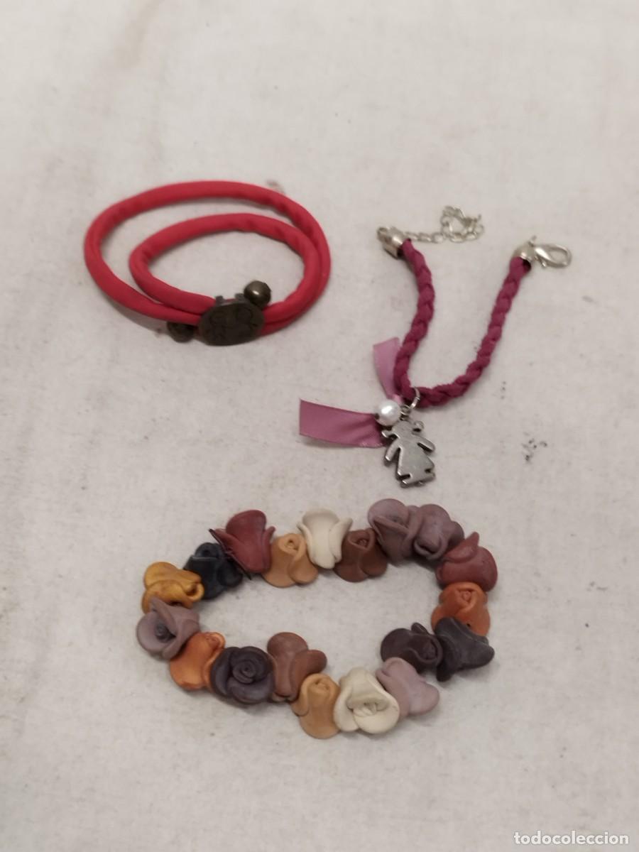 Schmuck: Tres pulseras, dos infantiles y una de rosas.