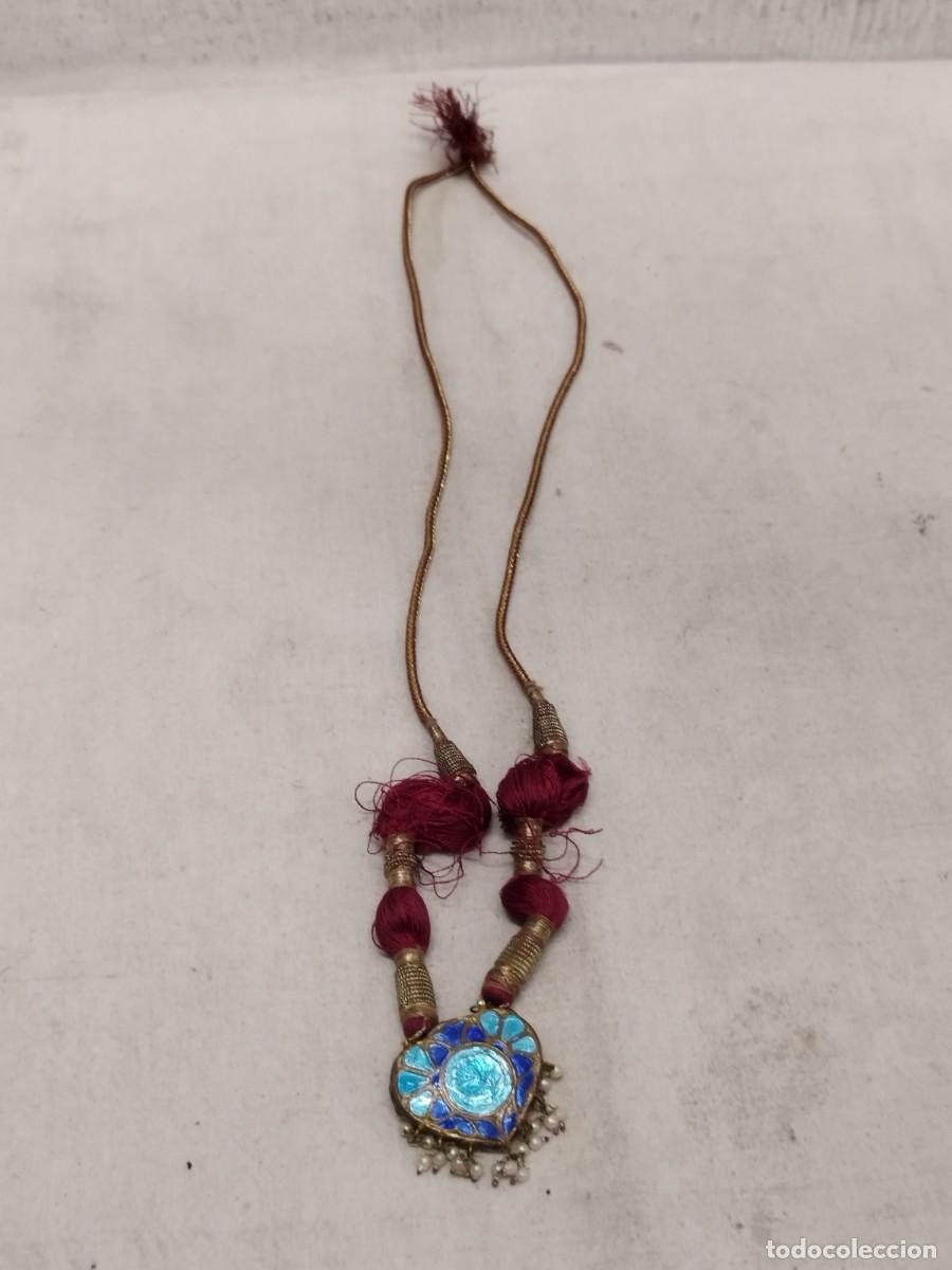 Joyeria: Antiguo collar con colgante coraz&oacute;n con esmalte azul vibrante y peque&ntilde;os detalles colgantes.