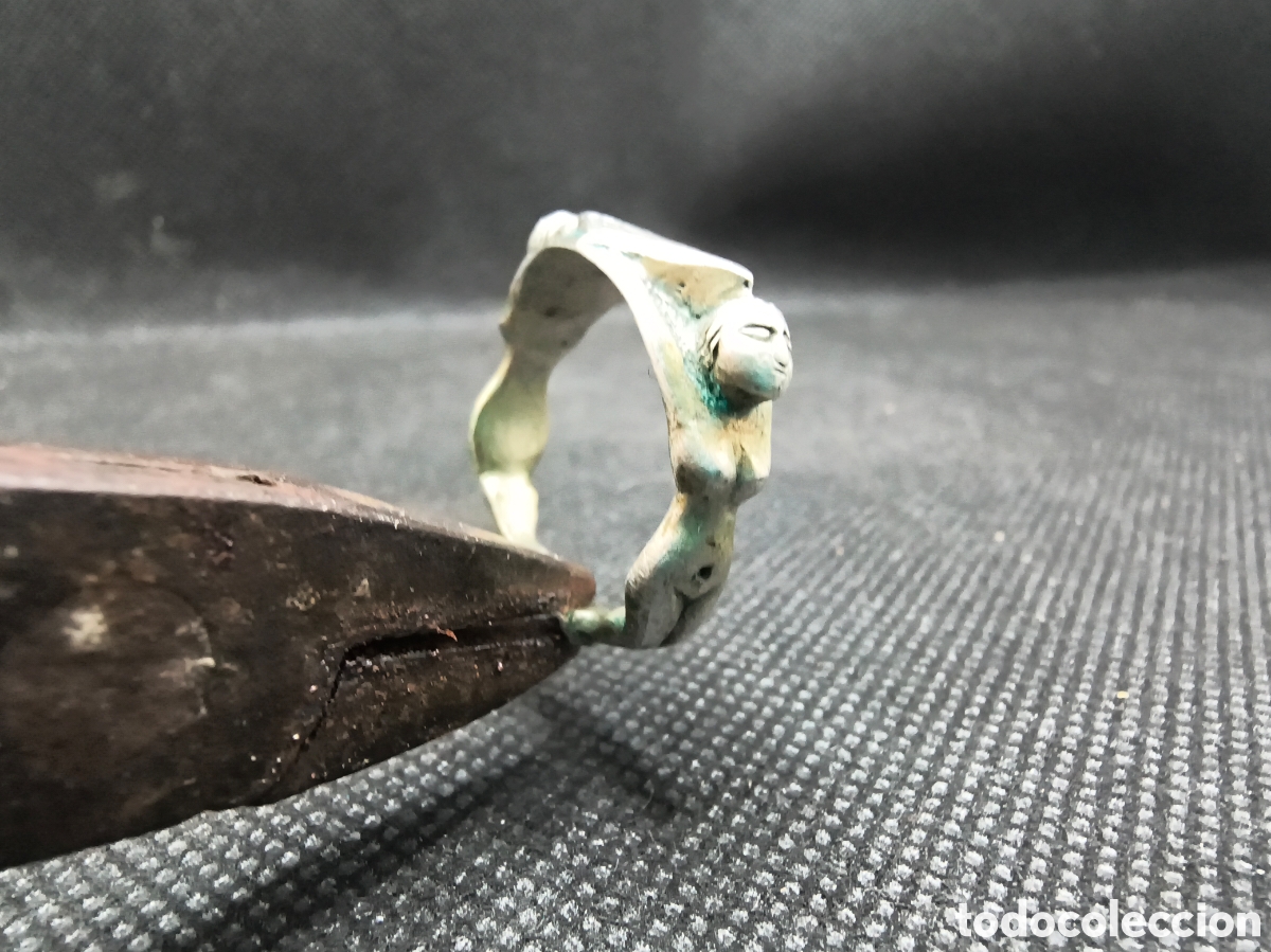 Joyeria: Anillo modernista &rdquo;Mujeres&rdquo; en metal