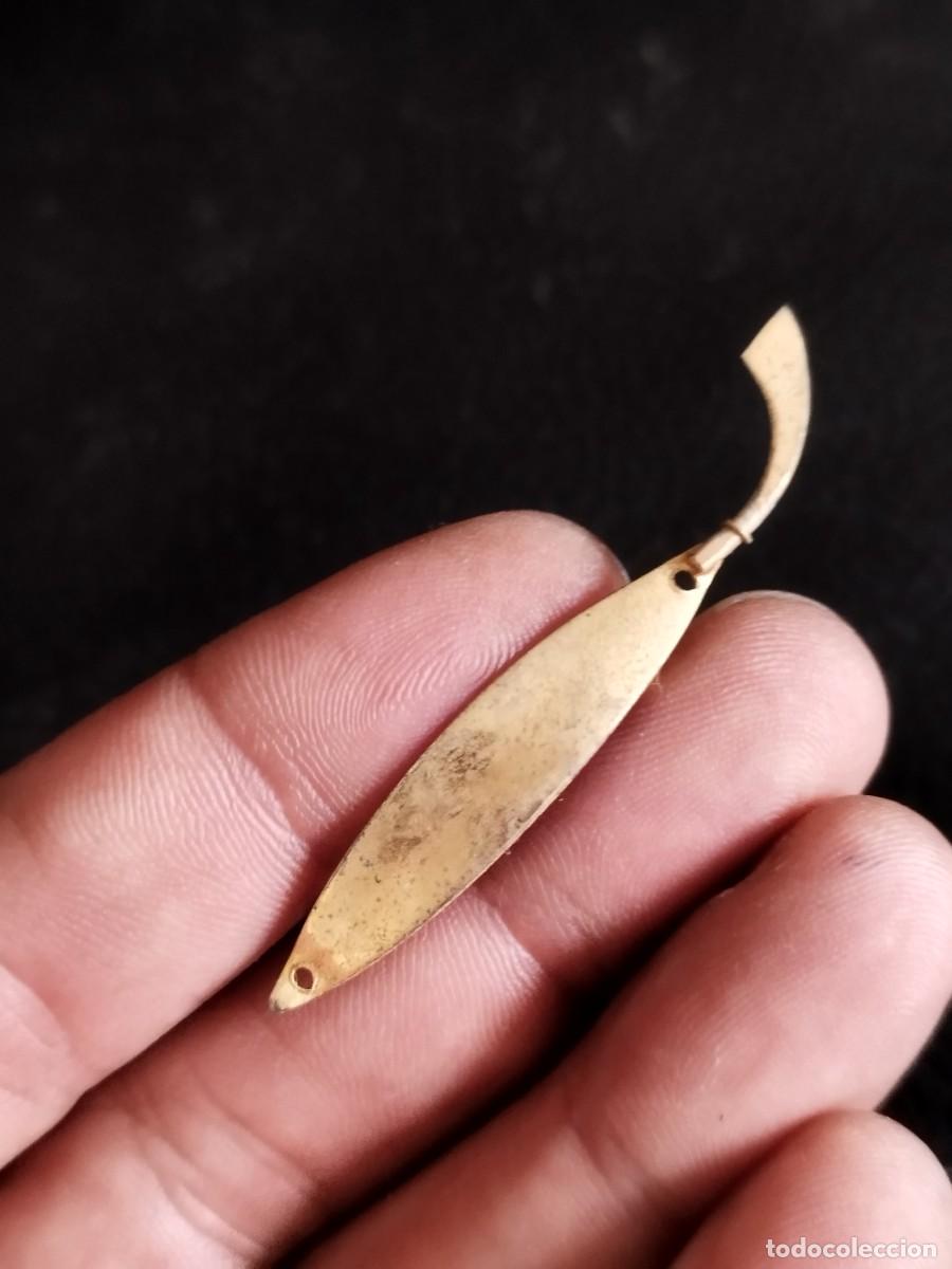 Joyeria: Antiguo broche en forma de se&ntilde;uelo de pesca tipo cuchara ondulante de metal dorado.