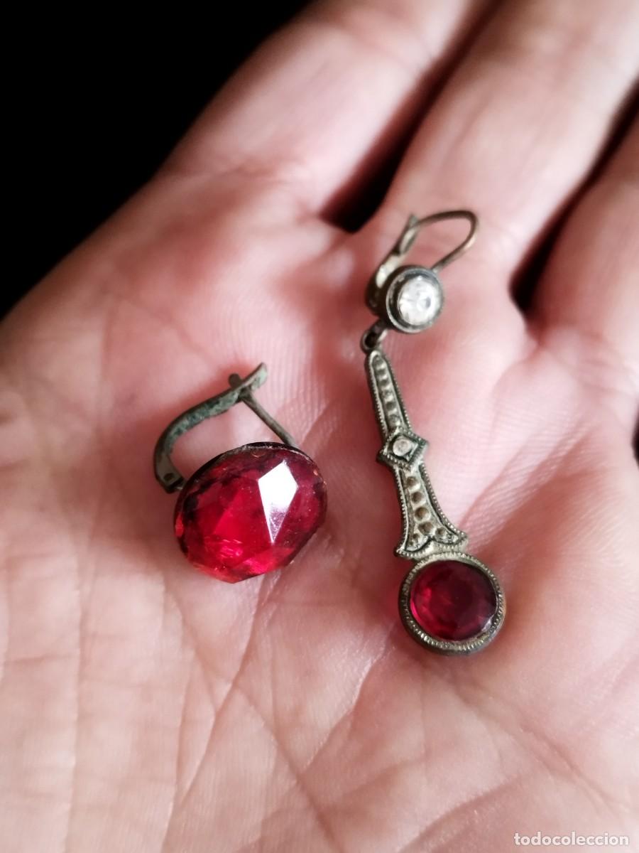 Joyeria: Dos pendientes victorianos con filigrana. Son diferentes. Piedra roja a identificar.
