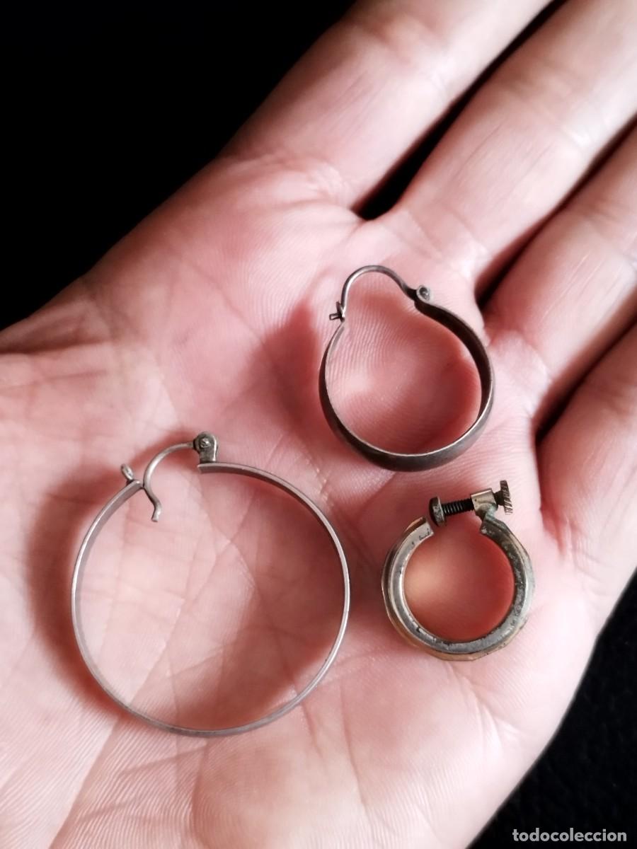 Joyeria: Tres pendientes en forma de aro, diferentes tama&ntilde;os. Desparejados.