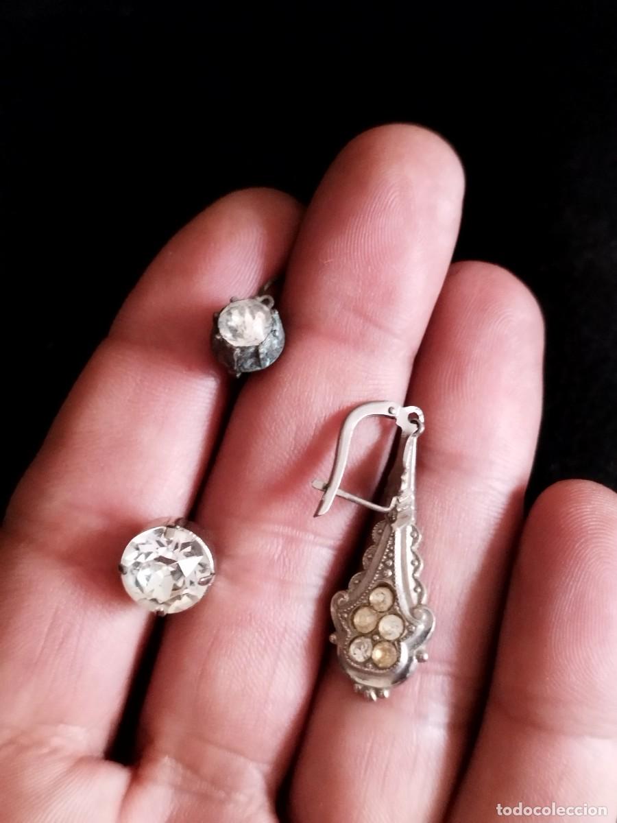 Joyeria: Tres pendientes estilo art deco. Desparejados, pedrer&iacute;a identificar.