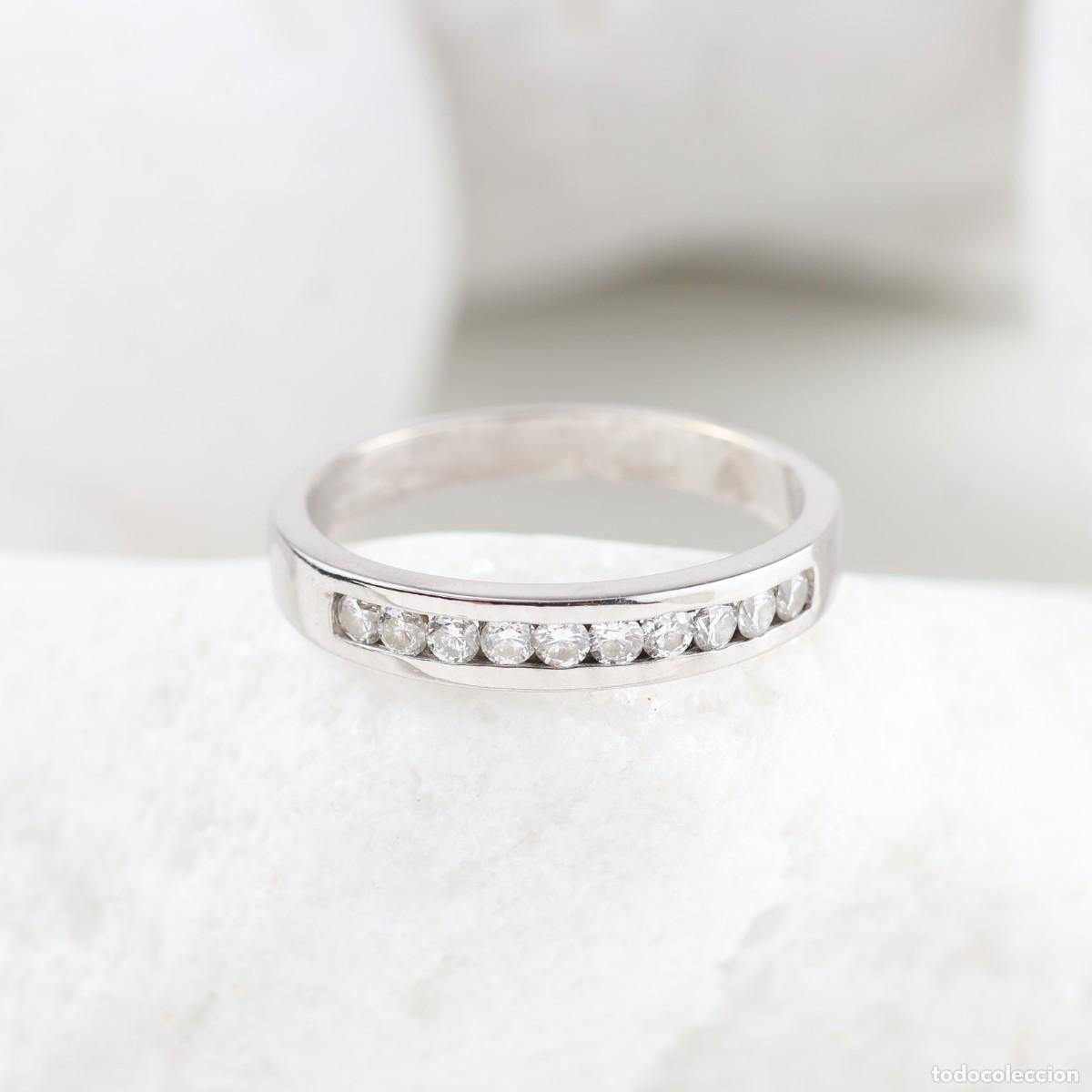 Joyeria: Anillo media alianza de diamantes 0,30 ct en oro blanco 18K
