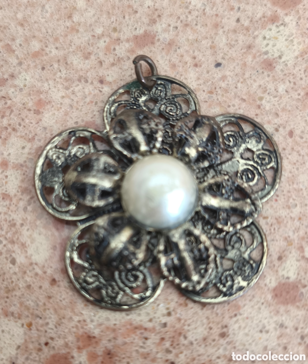 Joyeria: Bonito broche antiguo en filigrana con perla y forma de flor.