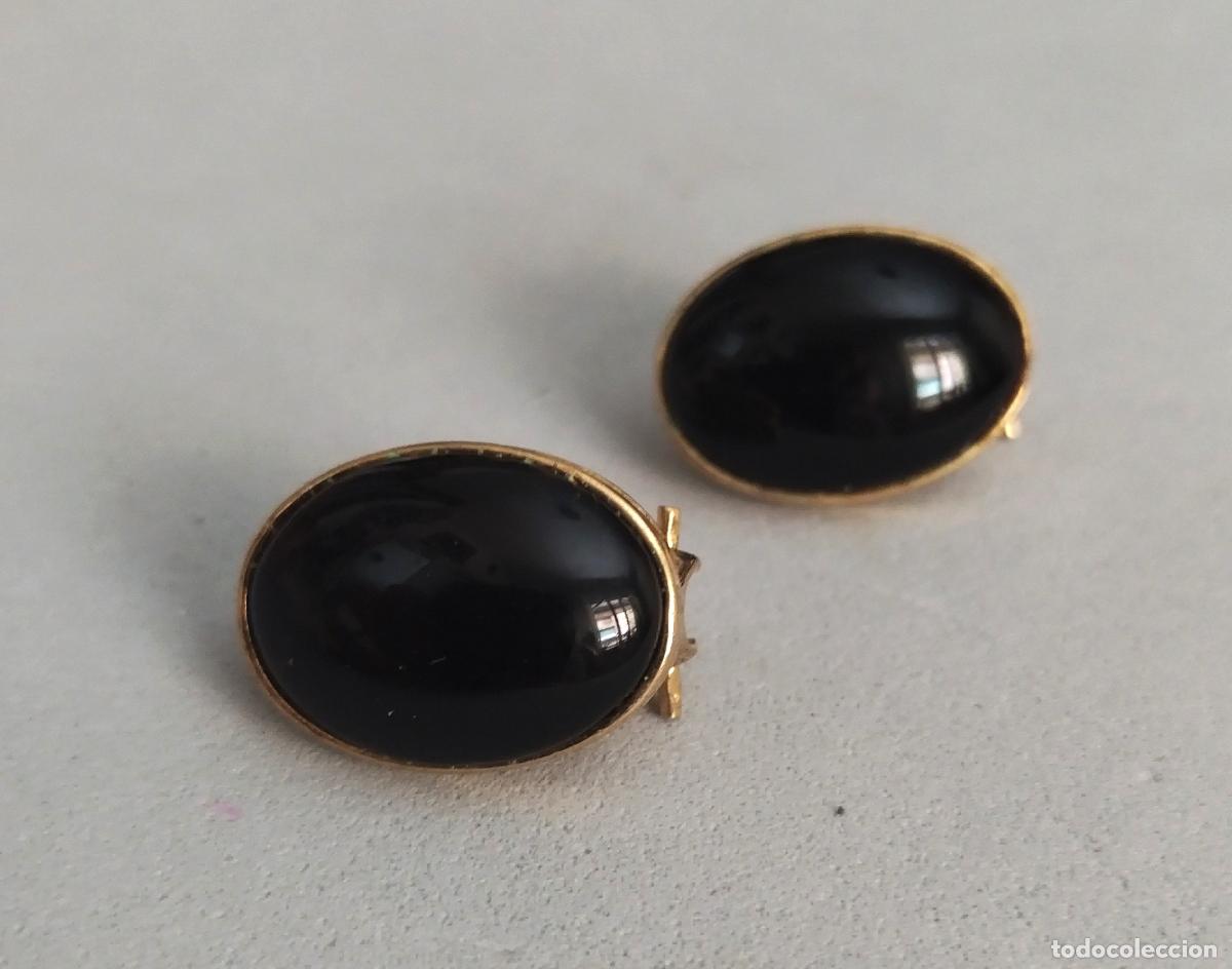 Joyeria: Preciosos pendientes dorados con piedra negra, cierre omega.