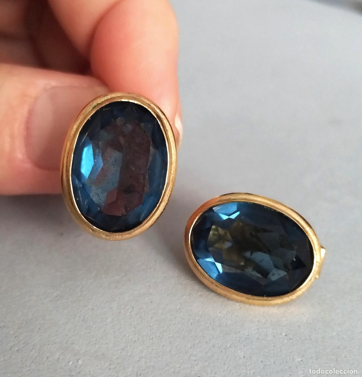 Joyeria: Antiguos pendientes con ba&ntilde;o de oro y cristal azul faceteado. Cierre de omega.