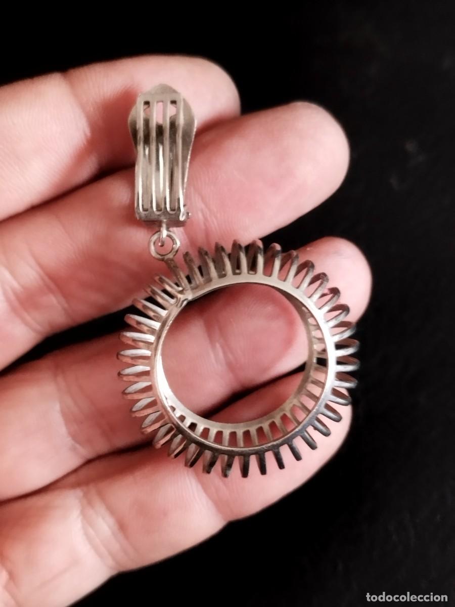 Joyeria: Antiguo pendiente met&aacute;lico estilo sol.