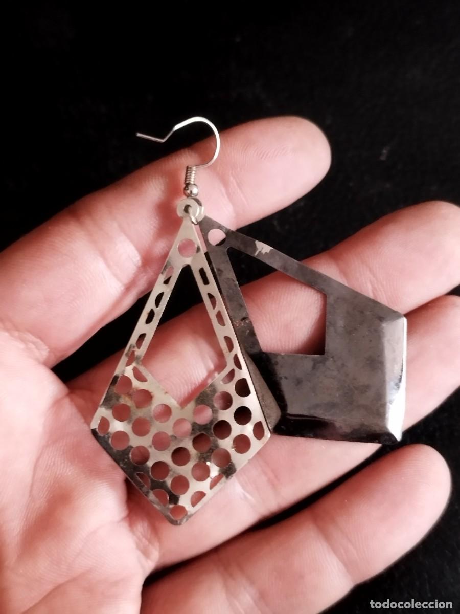 Joyeria: Pendiente met&aacute;lico geom&eacute;trico de rombo calado.