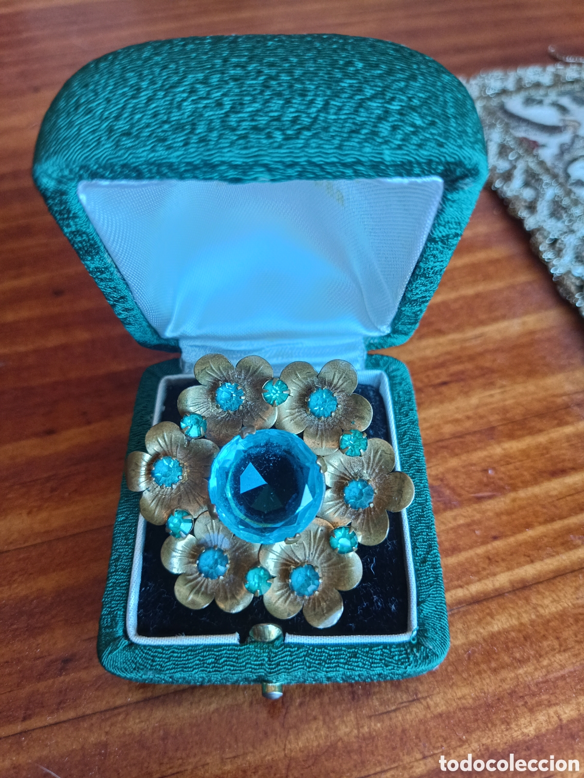 Joyeria: Genuino Broche Vintage Checoslovaco (CZECHOSLOVAKIA) - Cristal Tallado Aqua y Filigrana de lat&oacute;n.