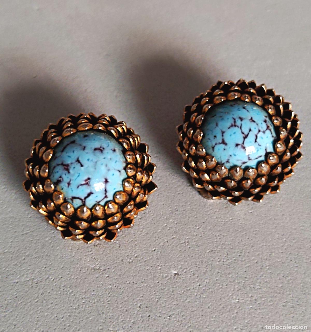 Joyeria: Antiguos pendientes dorados con piedra azul o cristal azul.