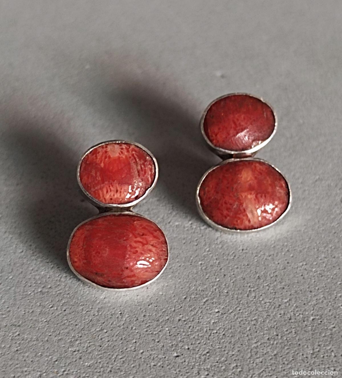 Joyeria: Pendientes de plata de ley y coral rojo, cierre de presi&oacute;n.