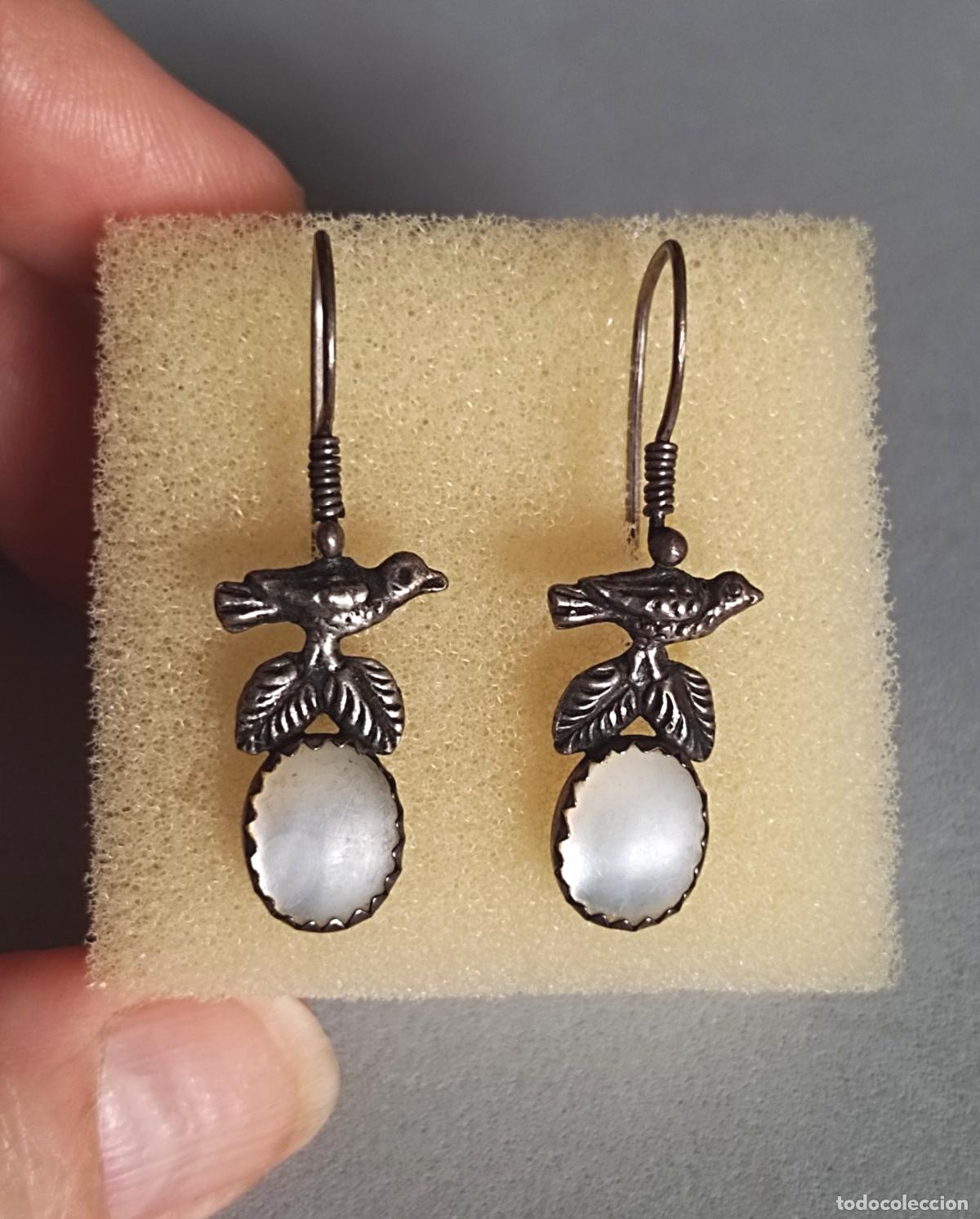 Joyeria: Antiguos pendientes de plata de ley con n&aacute;car.