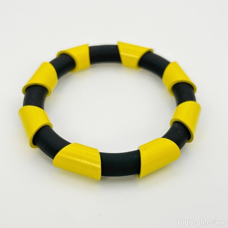 Joyeria: Brazalete vintage a&ntilde;os 80 caucho negro y metal esmaltado amarillo &ndash; dise&ntilde;o geom&eacute;trico