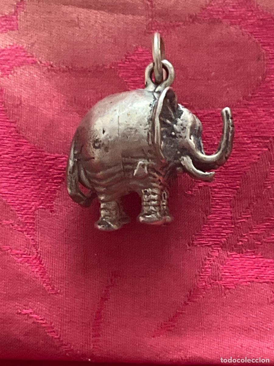 Joyeria: Antiguo colgante. Realizado en metal plateado. Representando elefante. Pieza muy vintage. S.XX.