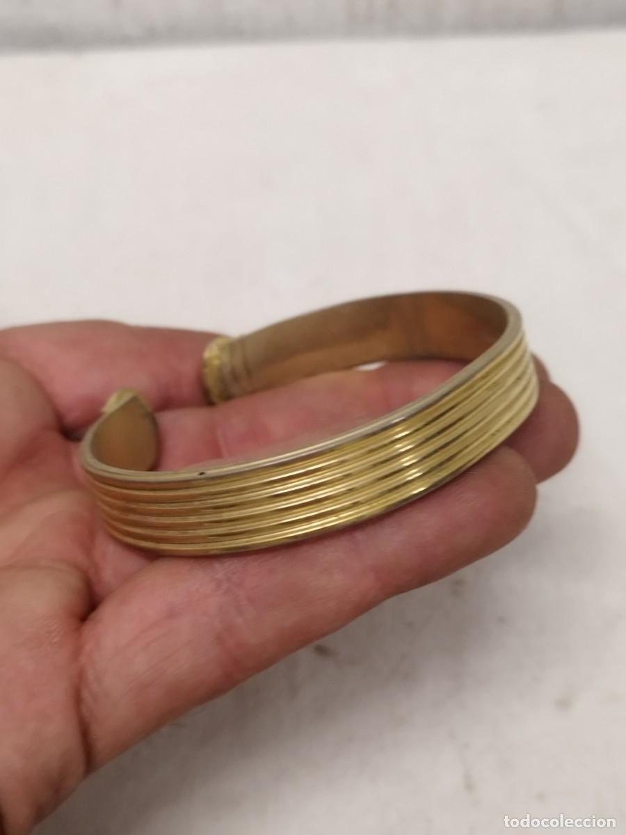 Joyeria: Antigua pulsera o brazalete, metal dorado a identificar. Marcada Damart.
