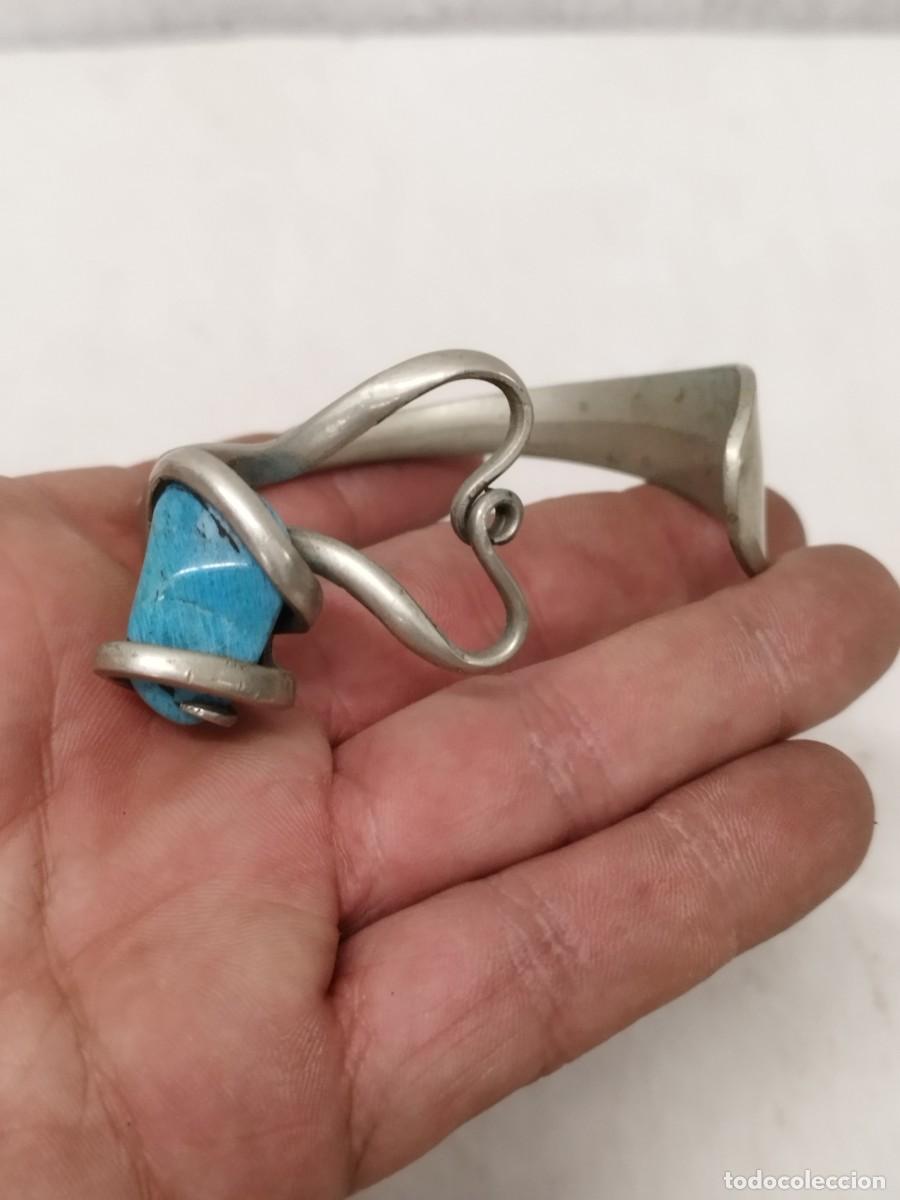Joyeria: Antigua pulsera hecha con un tenedor antiguo de princioios sg XX, mineral azul a identifica
