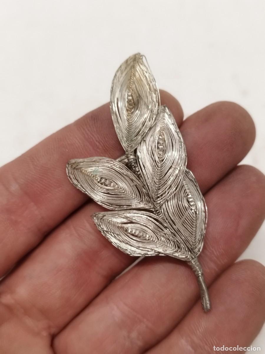 Joyeria: Antiguo broche rama, hojas. Plateado. De metal tipo filigrana.
