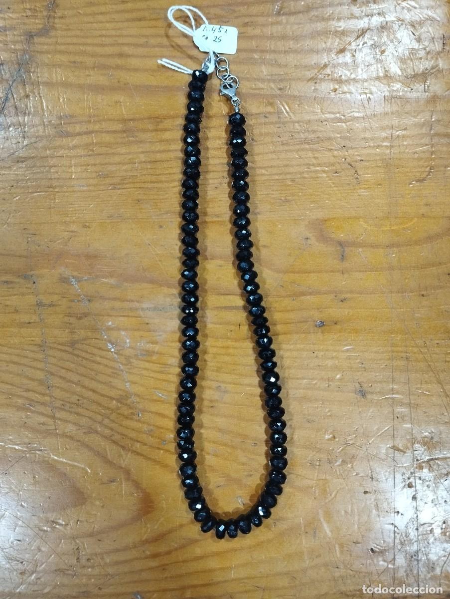 Joyeria: COLLAR DE PIEDRA (PROBABLEMENTE ESPINELA) COLOR NEGRO CON CIERRE DE PLATA.