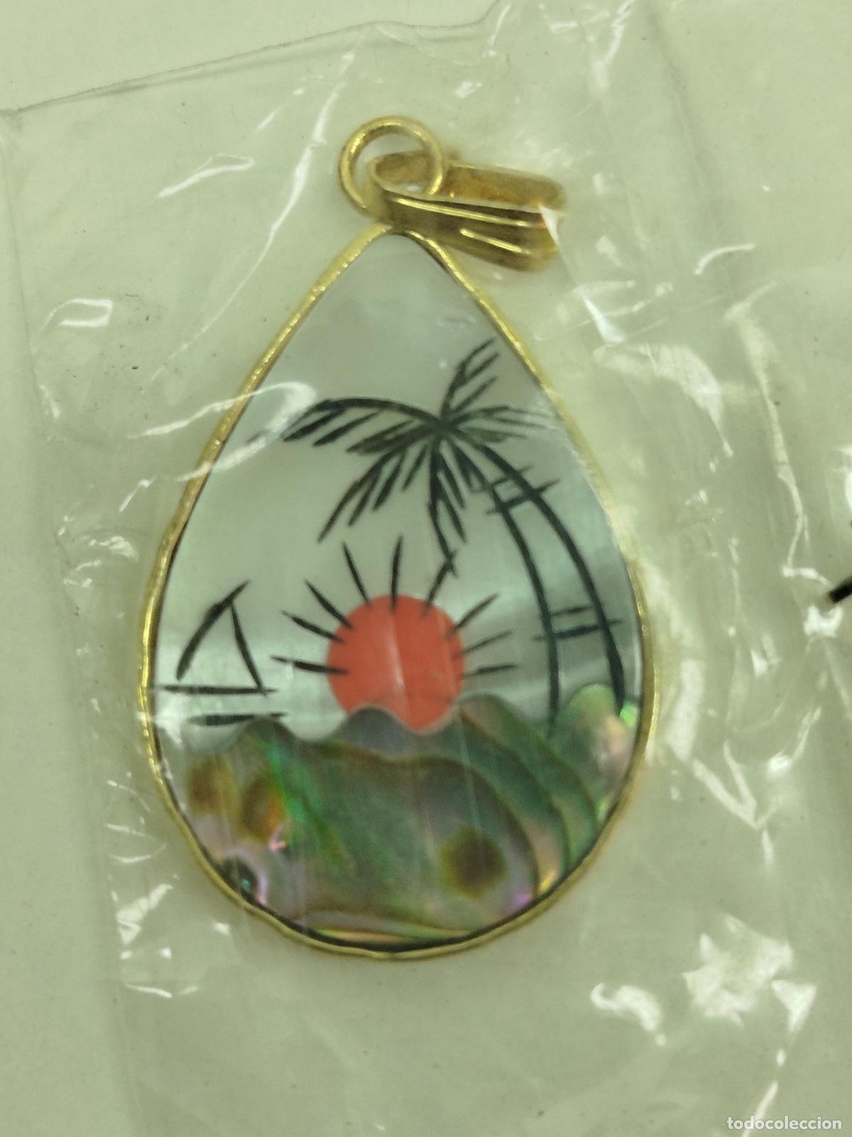 Joyeria: COLGANTE VINTAGE DE MADREPERLA Y METAL DORADO - NUEVO DE ANTIGUO STOCK (NOS) - A&Ntilde;OS 70/80