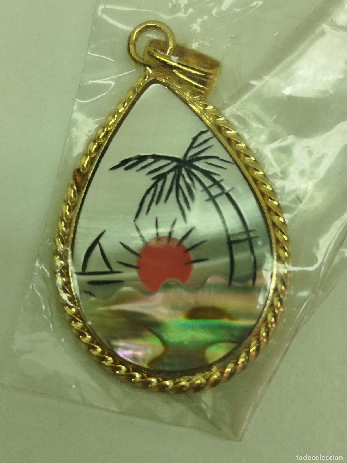 Joyeria: COLGANTE VINTAGE DE MADREPERLA Y METAL DORADO - NUEVO DE ANTIGUO STOCK (NOS) - A&Ntilde;OS 70/80