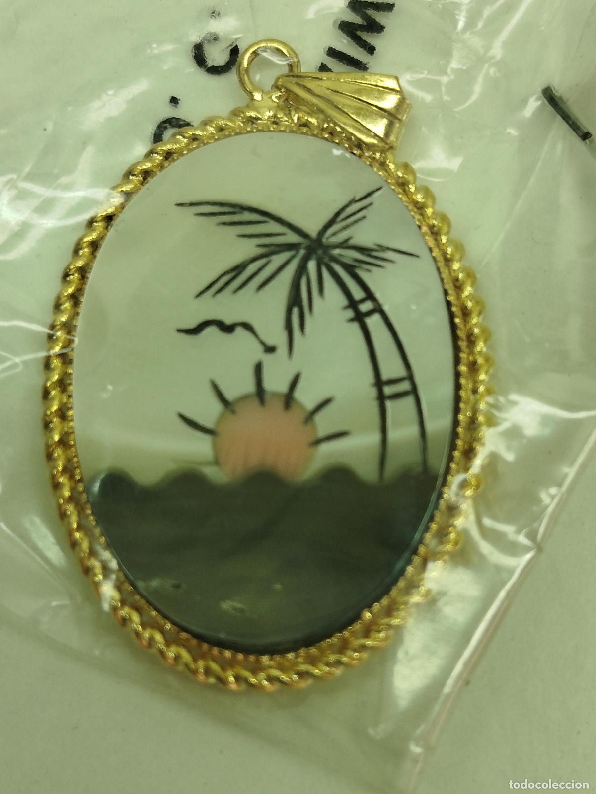 Joyeria: COLGANTE VINTAGE DE MADREPERLA Y METAL DORADO - NUEVO DE ANTIGUO STOCK (NOS) - A&Ntilde;OS 70/80
