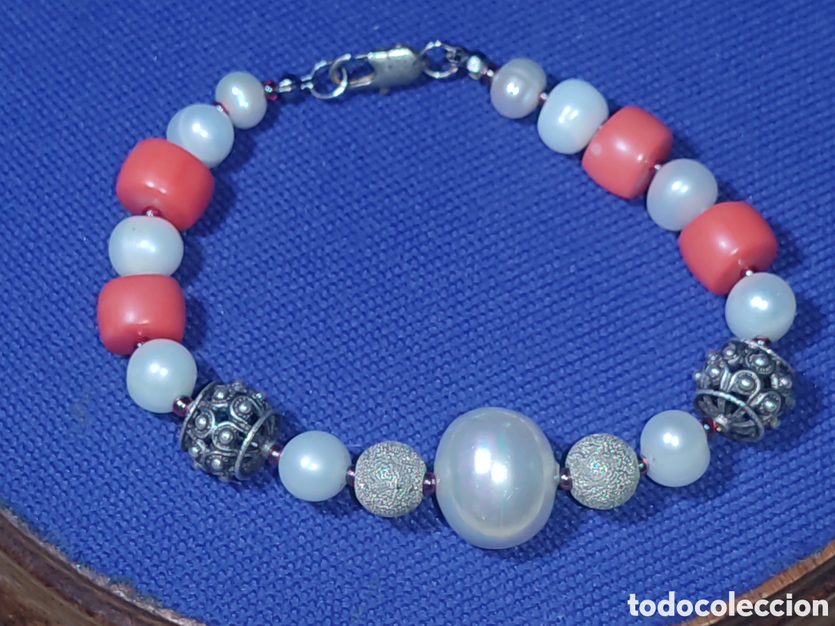Joyeria: Pulsera de perlas cultivadas,coral y abalorios de plata o plateados.Vintage.