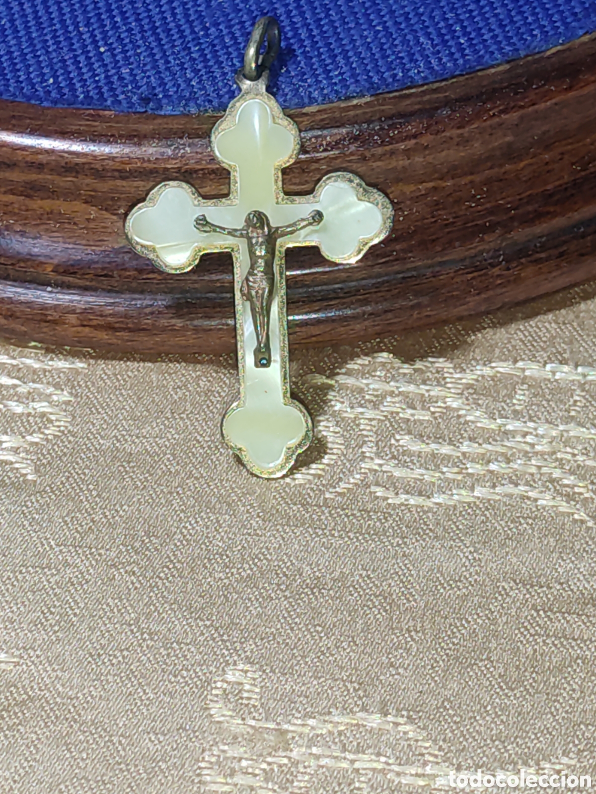 Joyeria: Antiguo colgante cruz de n&aacute;car o nacarada.