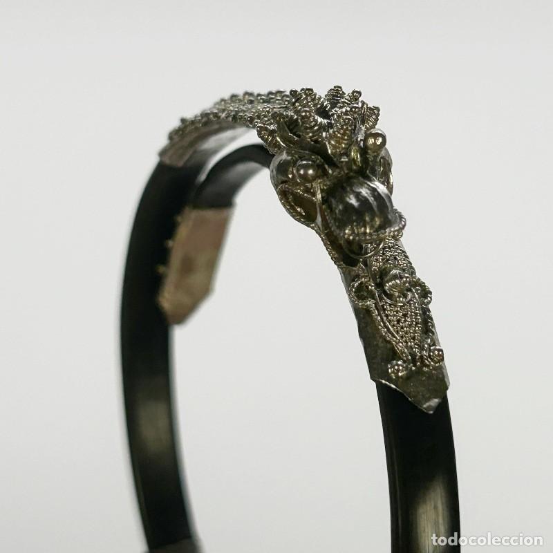 Joyeria: Brazalete chino antiguo plata filigrana y granulado drag&oacute;n &ndash; asta de b&uacute;falo, s. XIX-XX