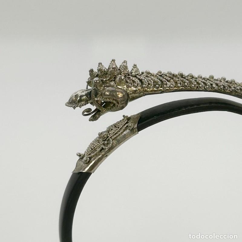 Gioielleria: Brazalete chino antiguo plata filigrana y granulado drag&oacute;n &ndash; asta de b&uacute;falo, s. XIX-XX