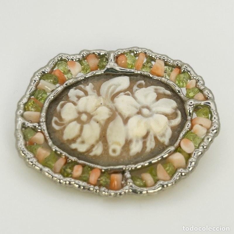 Joyeria: Broche camafeo vintage concha tallada a mano motivo floral &ndash; peridoto y rodio