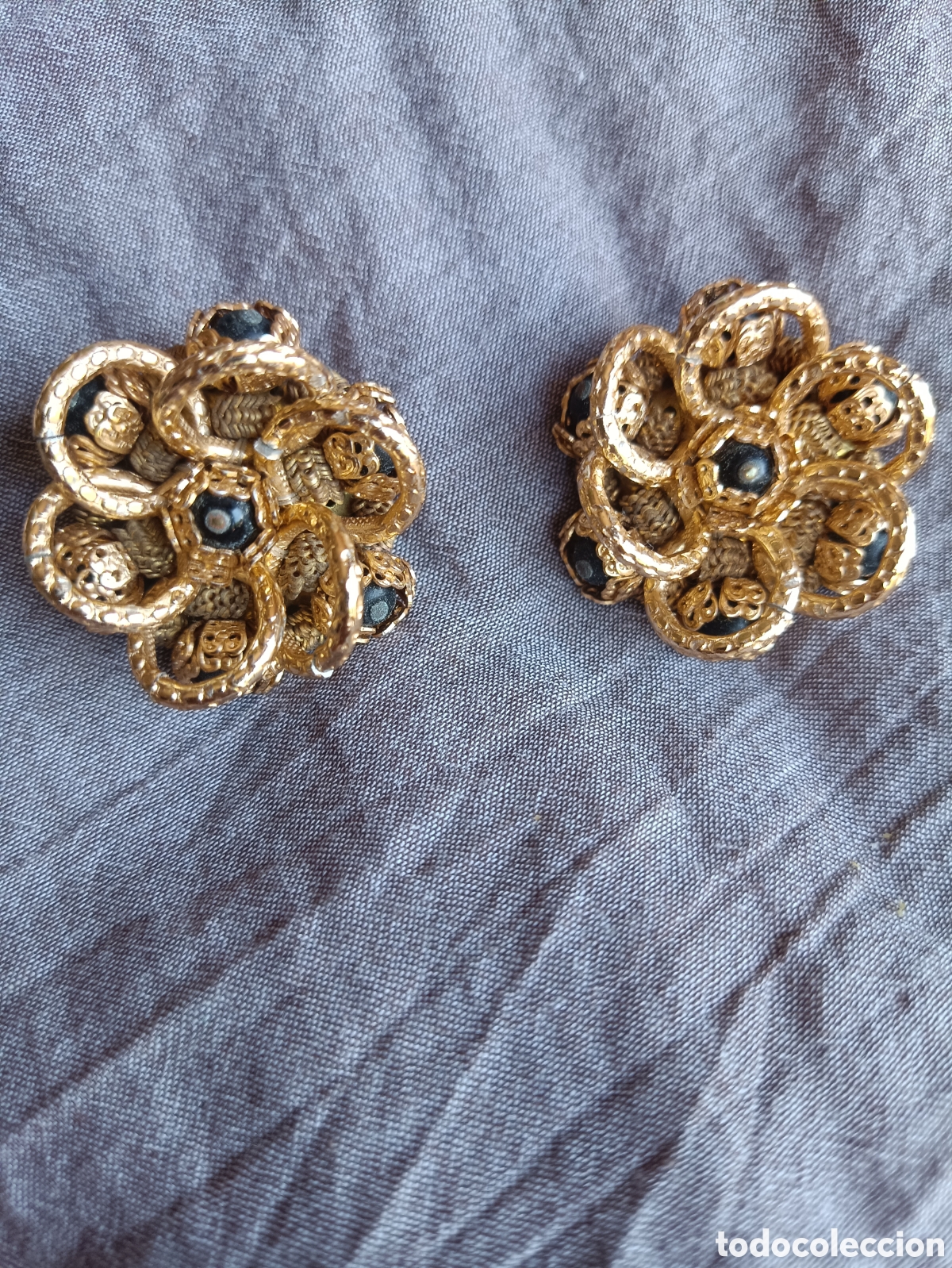 Joyeria: Elegantes Pendientes Vintage de Clip - Dise&ntilde;o Roseta Floral Barroca con Filigrana y Detalles Negros