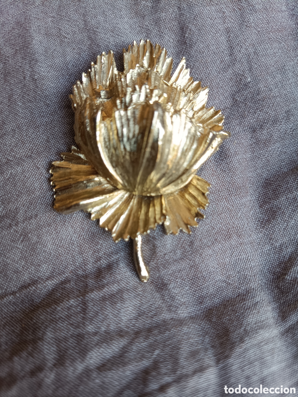 Joyeria: Gran Broche Vintage Tridimensional &rdquo;Flor de Clavel&rdquo; - Ba&ntilde;o Dorado Texturizado - A&ntilde;os 60/70